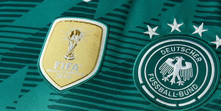 Goldenes Fifa Badge und vier Sterne auf dem AWAY Trikot 2018.